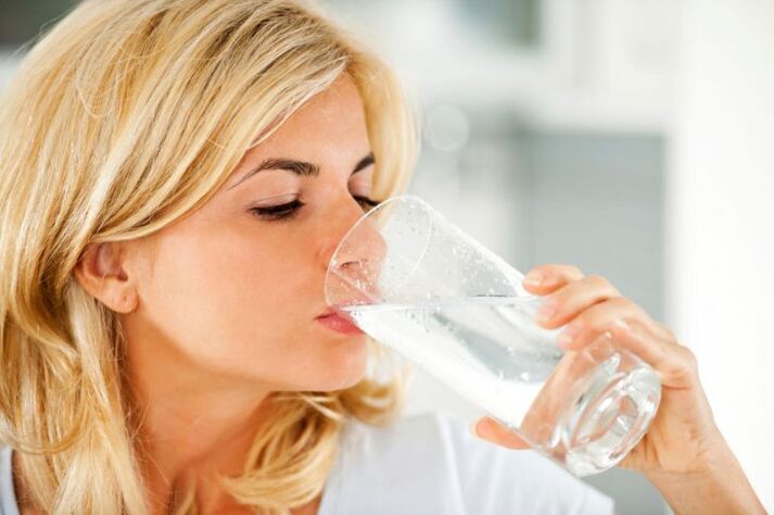 drinking water on a lazy diet photo 1